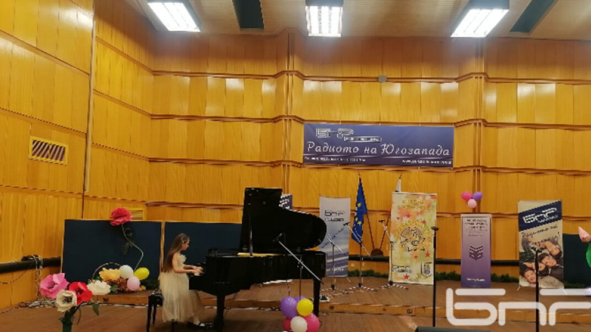 Втори ден на конкурса "Звезди в радиото"...