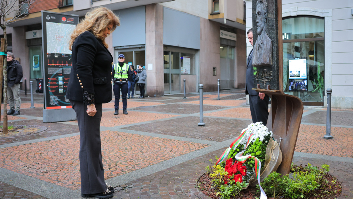 La presidenta Yotova rinde homenaje ante...