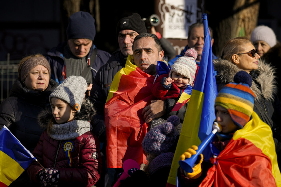 На митинга митинга срещу анулирането на първия тур на президентските избори в Румъния, Букурещ, 12 януари 2025 г.