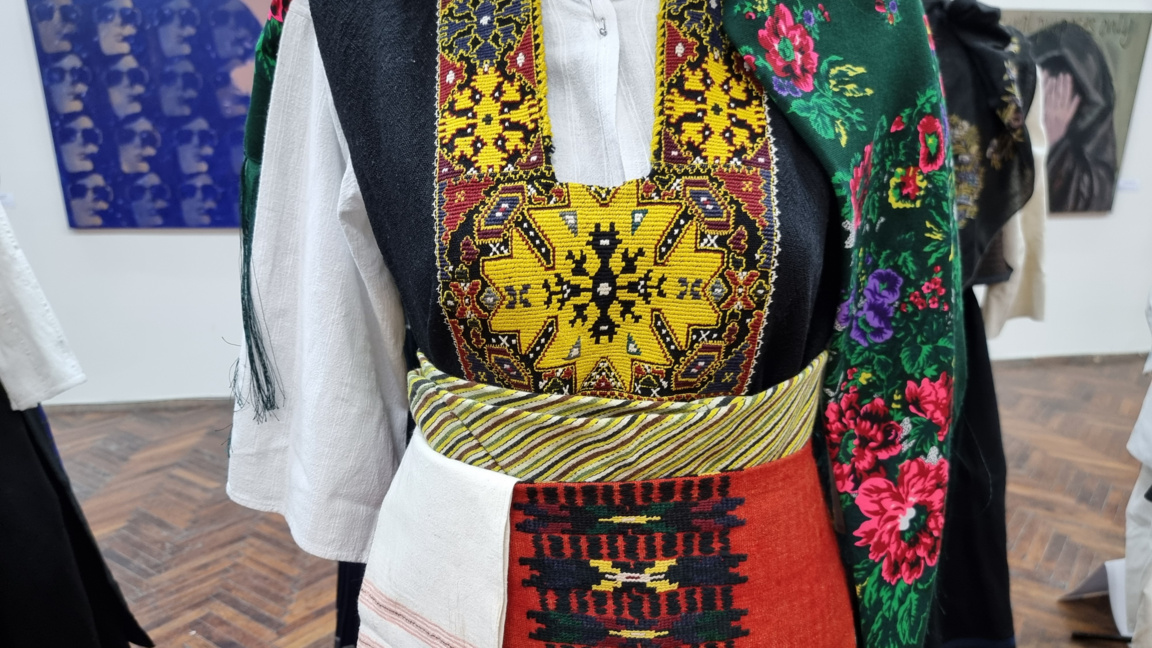 Η Βουλγαρία παρουσιάζει φορεσιές της σε ...