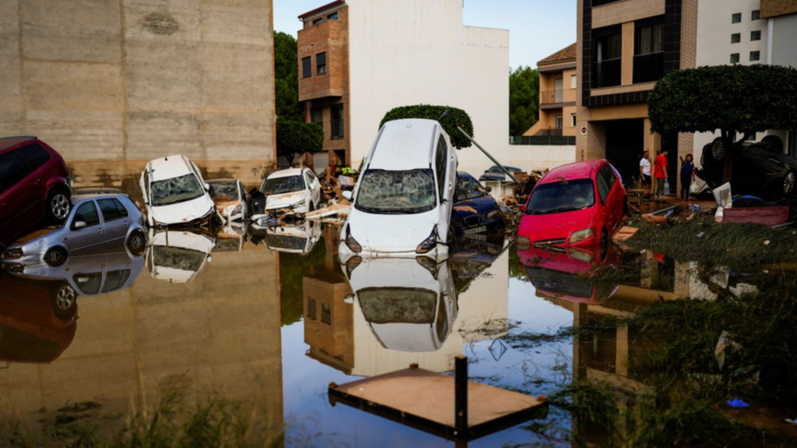 Отнесени от наводненията автомобили във Валенсия, 31 октомври 2024 г.
