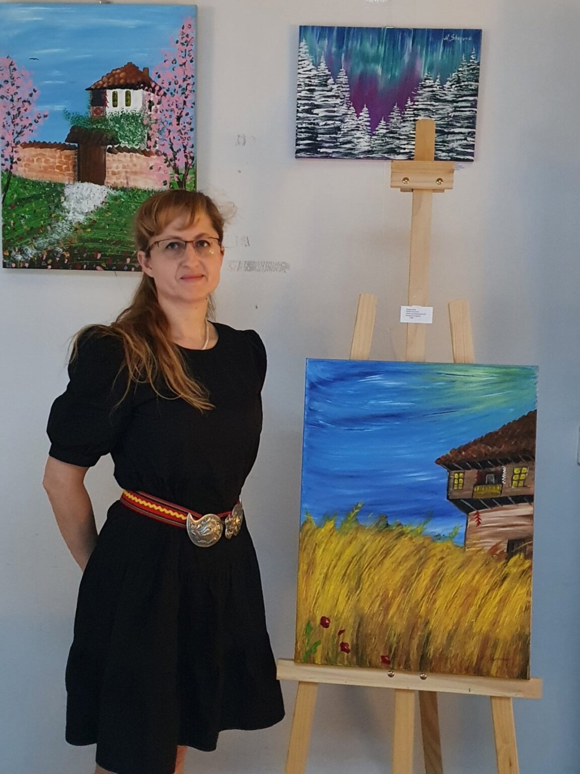 Българка в Лондон шие народни носии и то...