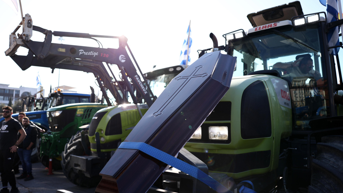 Ковчег e закрепен за трактор на протестния митинг на гръцките фермери в пристанището на Солун.