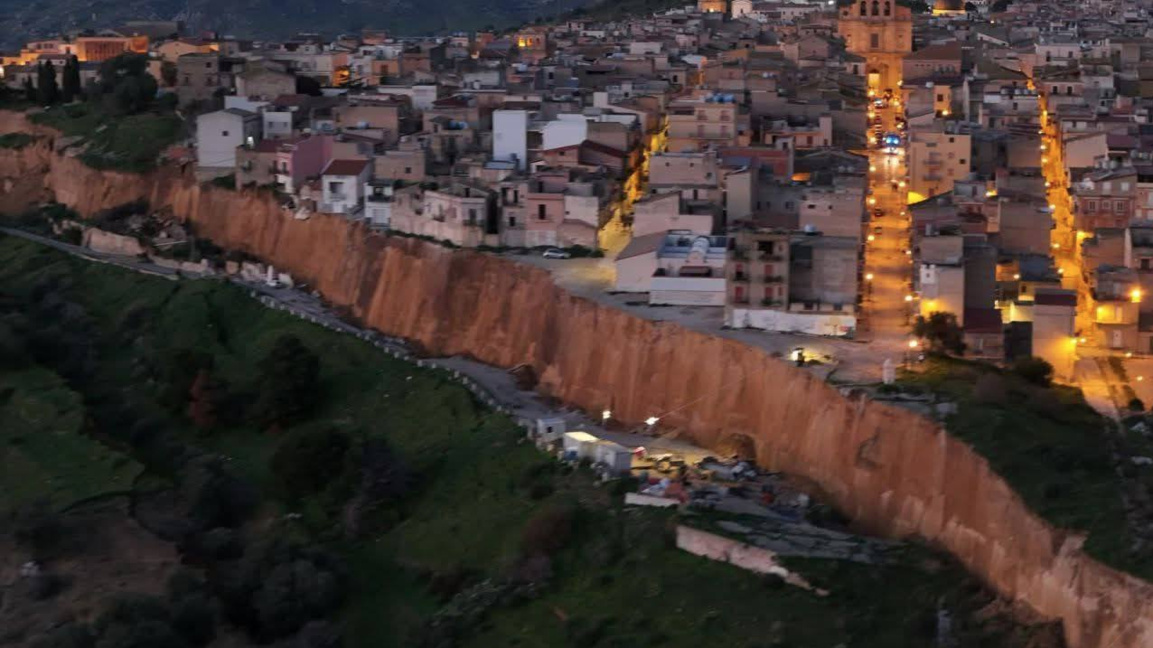 Евакуираха цяло селище на остров Сицилия заради свлачище