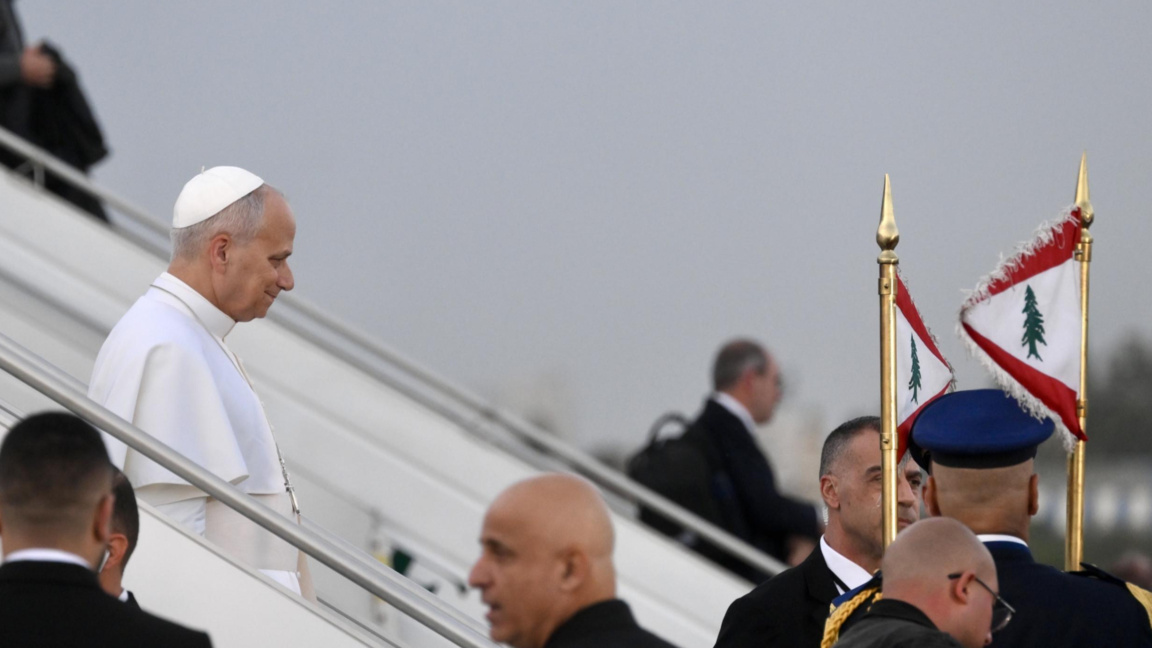 Папа Лъв XIV слиза от самолета на международното летище в Бейрут, Ливан, 30 ноември 2025 г.