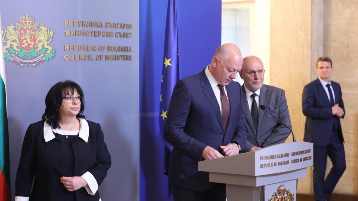 Отляво надясно - министърът на финансите Теменужка Петкова, министър-председателят Росен Желязков, управителят на БНБ Димитър Радев