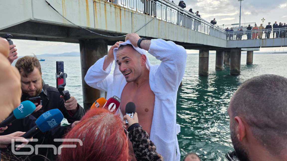 30-годишният Иван Стоянов спаси Светия кръст в Бургас