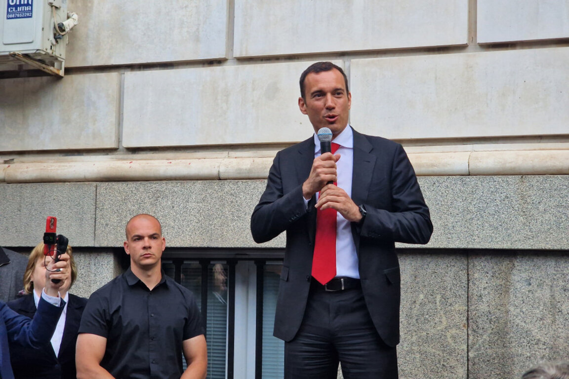 Кметът на столицата Васил Терзиев пред протестиращите в негова подкрепа пред сградата на Столичната община - 19 май 2025 г .