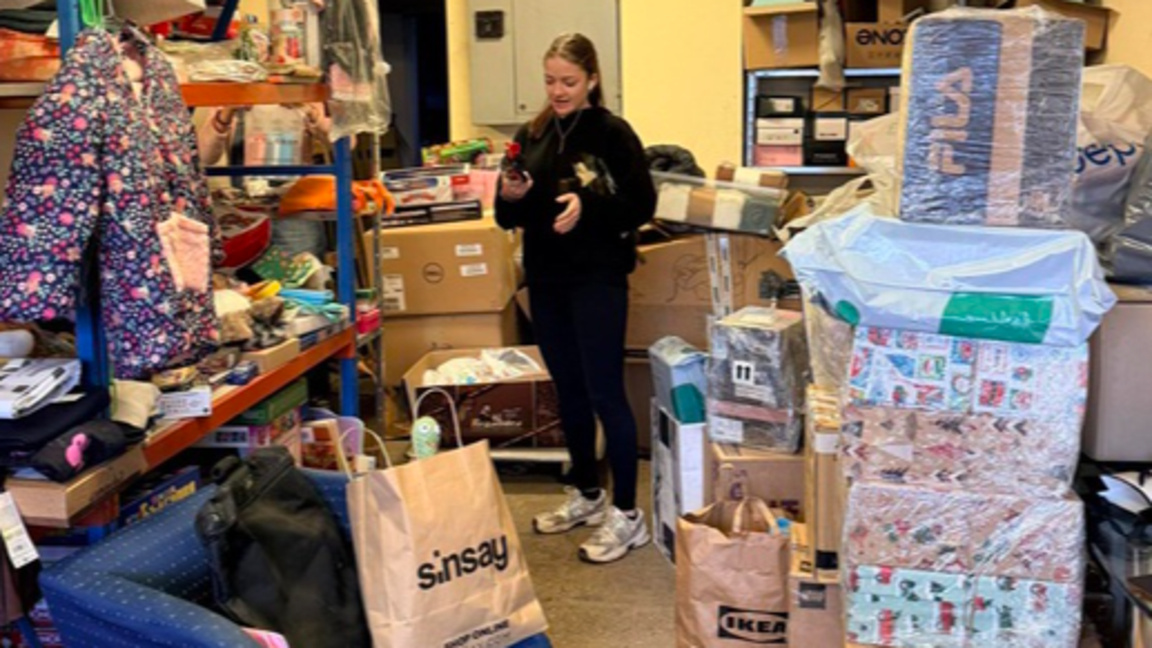 Сортиране, опаковане и раздаването на коледни подаръци за деца в нужда в София