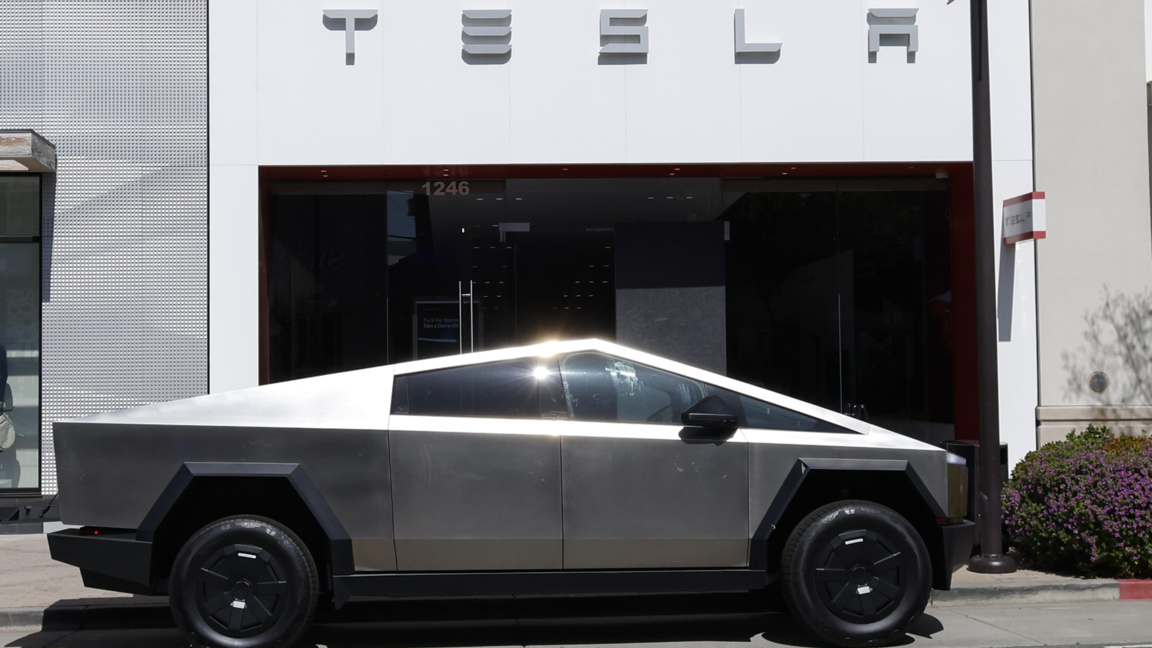 Пикап на Тесла (Tesla Cybertruck) пред шоурум в Калифорния.