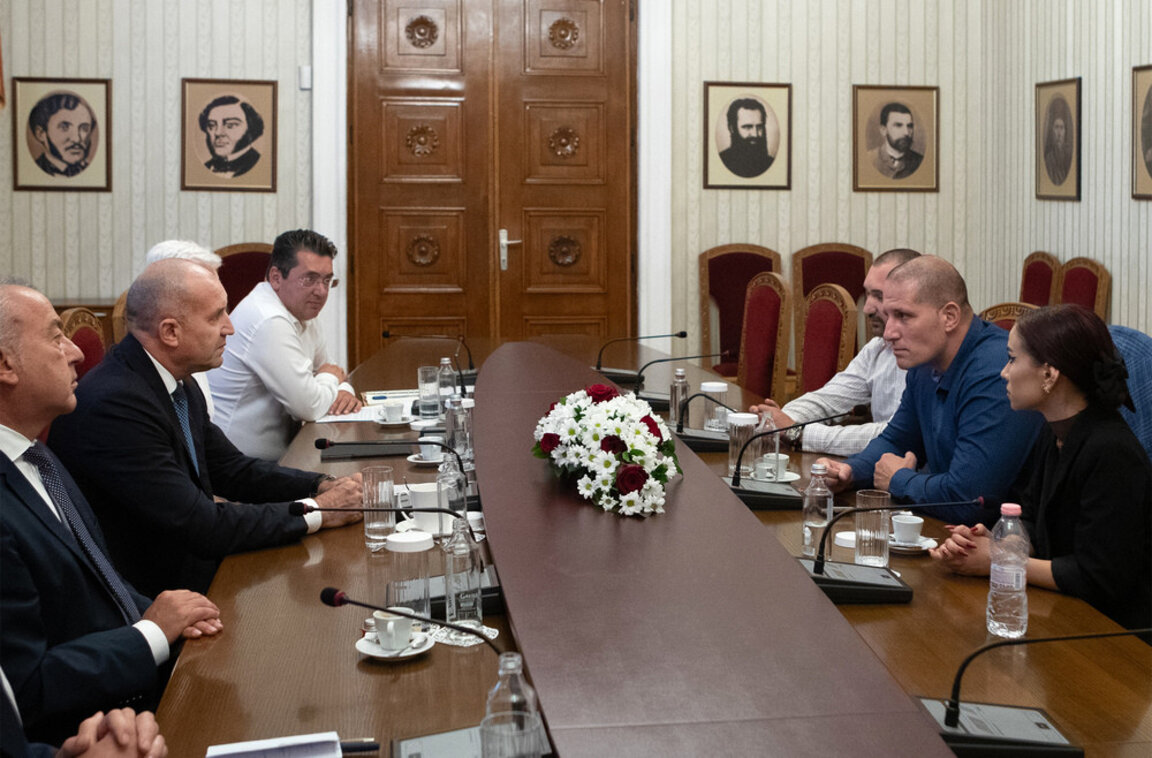 Президентът Радев се срещна с бивши служители на ВМЗ - Сопот