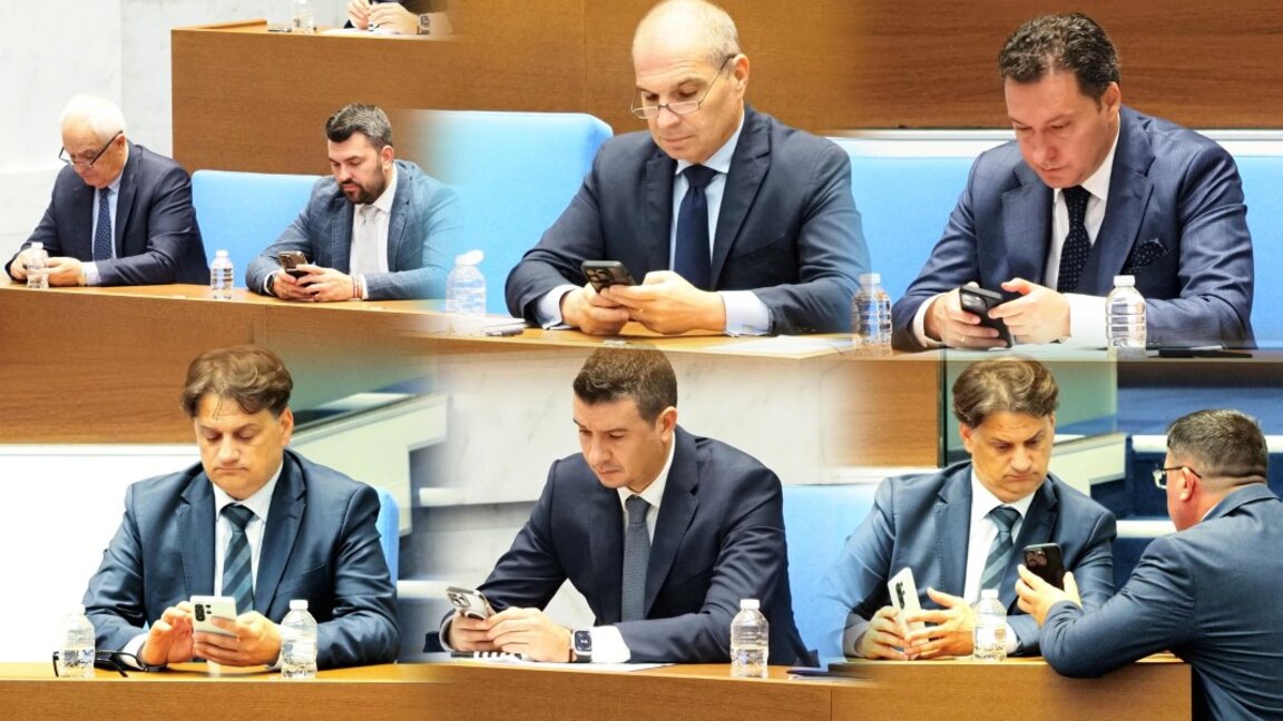 Министрите от кабинета са в пленарната зала, докато депутатите обсъждат внесения пети поред вот на недоверие към правителството - 17 септември 2025 г.