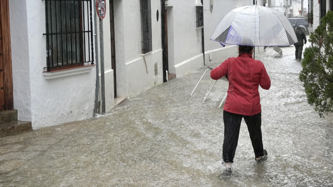 Жена върви по наводнени улици заради бурята Леонардо в испанската провинция Кадис