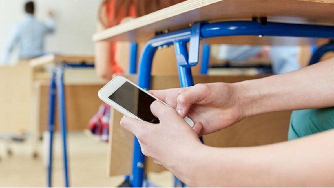 МОН предлага редица законови промени, сред които забрана за телефоните в училище