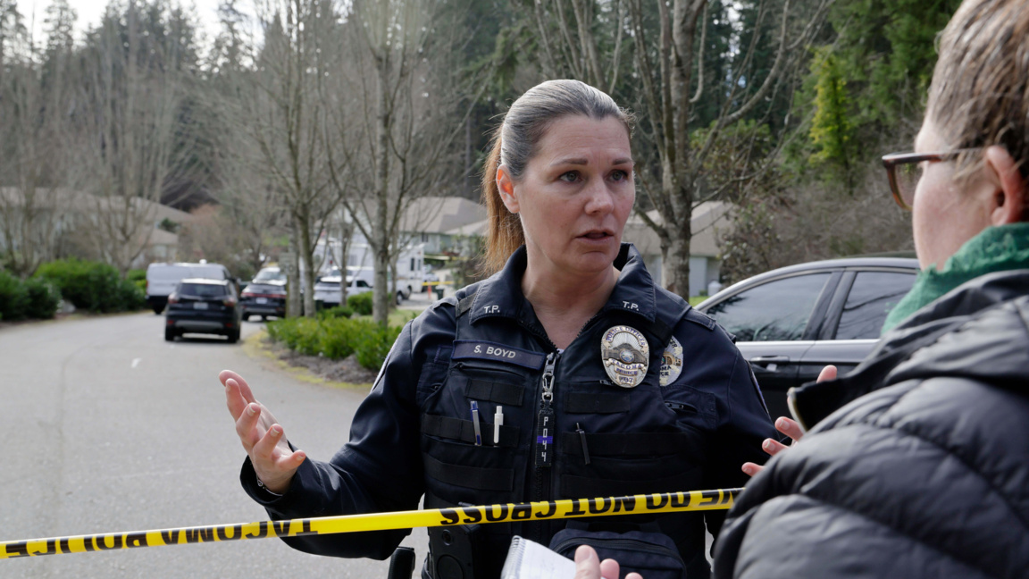 Говорителката на полицията в Такома Шелби Бойд говори с журналисти близо до мястото на нападението в Гиг Харбър, щата Вашингтон.