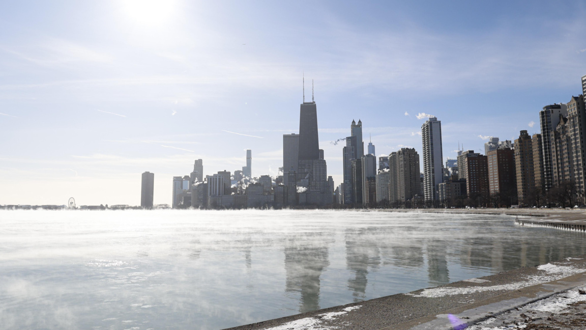 Мъгла се издига от Чикаго и езерото Мичиган по време на предупреждение за екстремно ниски температури в Чикаго, Илинойс.