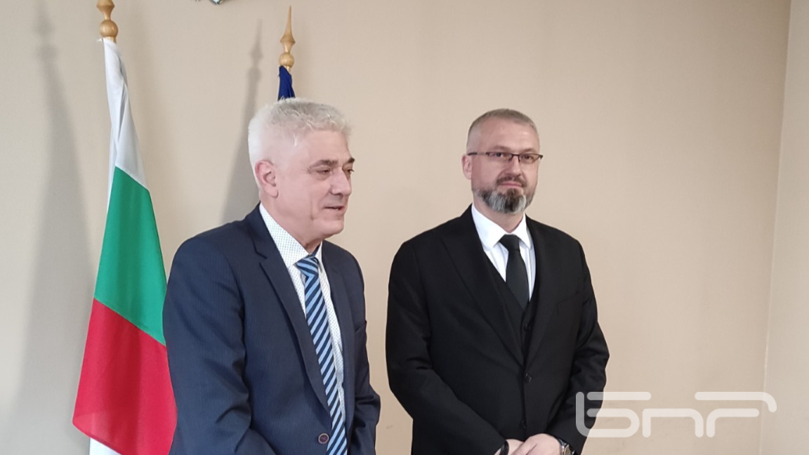 Кристиян Иванчов /вдясно/ прие поста от инж. Методи Чимев