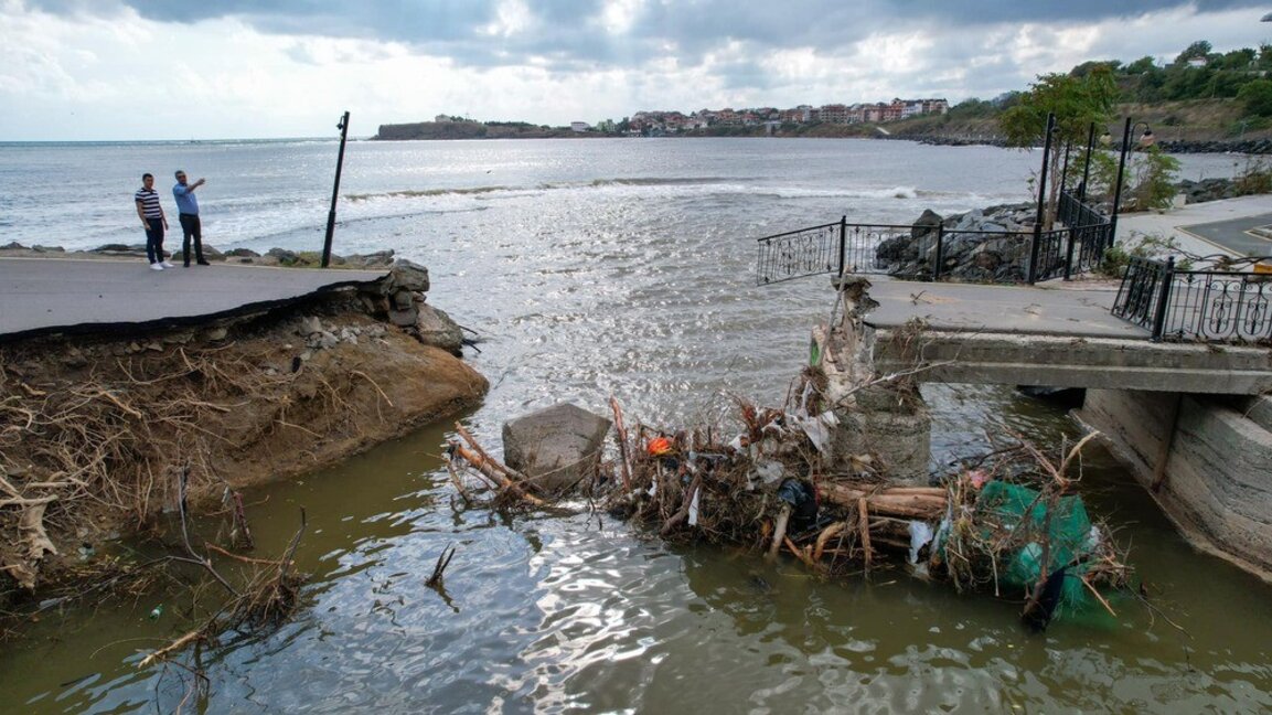 Водата в Царево не е годна за пиене, РЗИ съветва да не се влиза в морето