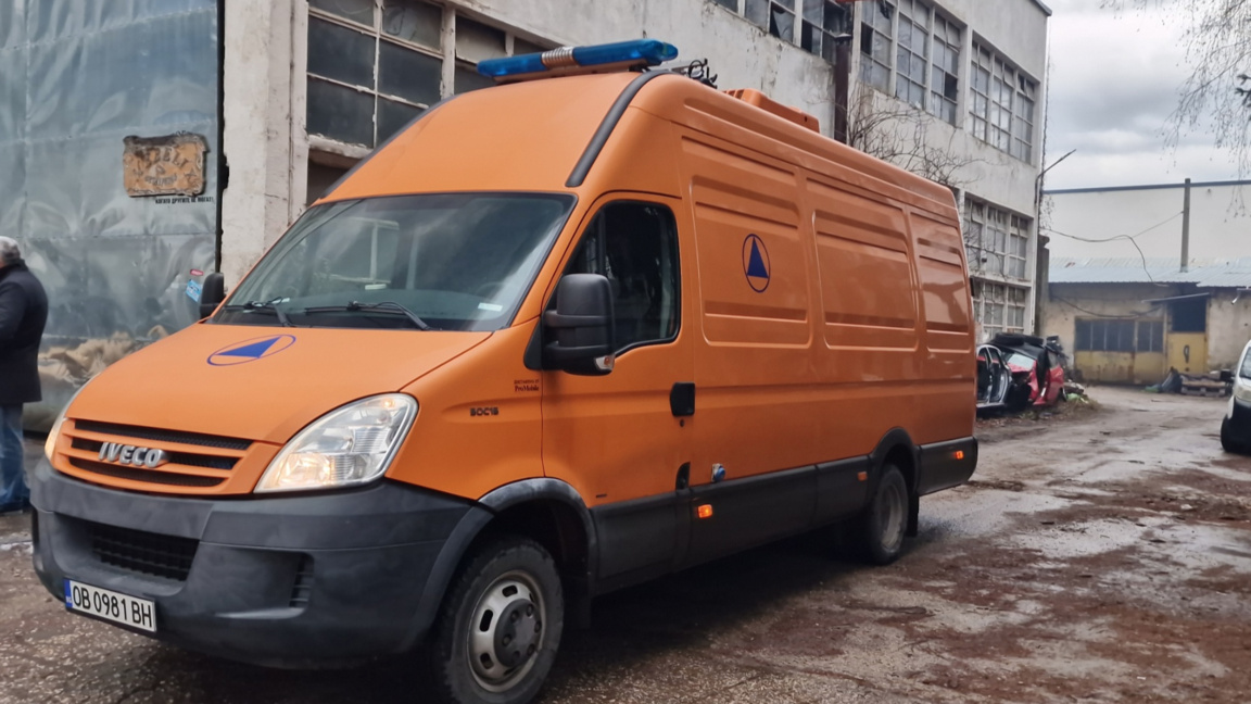 Продължава гасенето на пожара в Троян