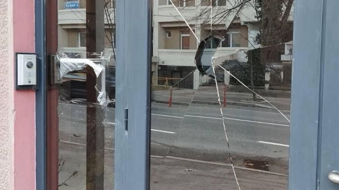 Вандалски акт в Скопие: Неизвестен е счупил вратата на българското посолство