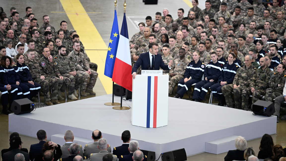 Президентът Еманюел Макрон говори пред френски военни във ВВС база в Истър, 15 януари 2026 г.