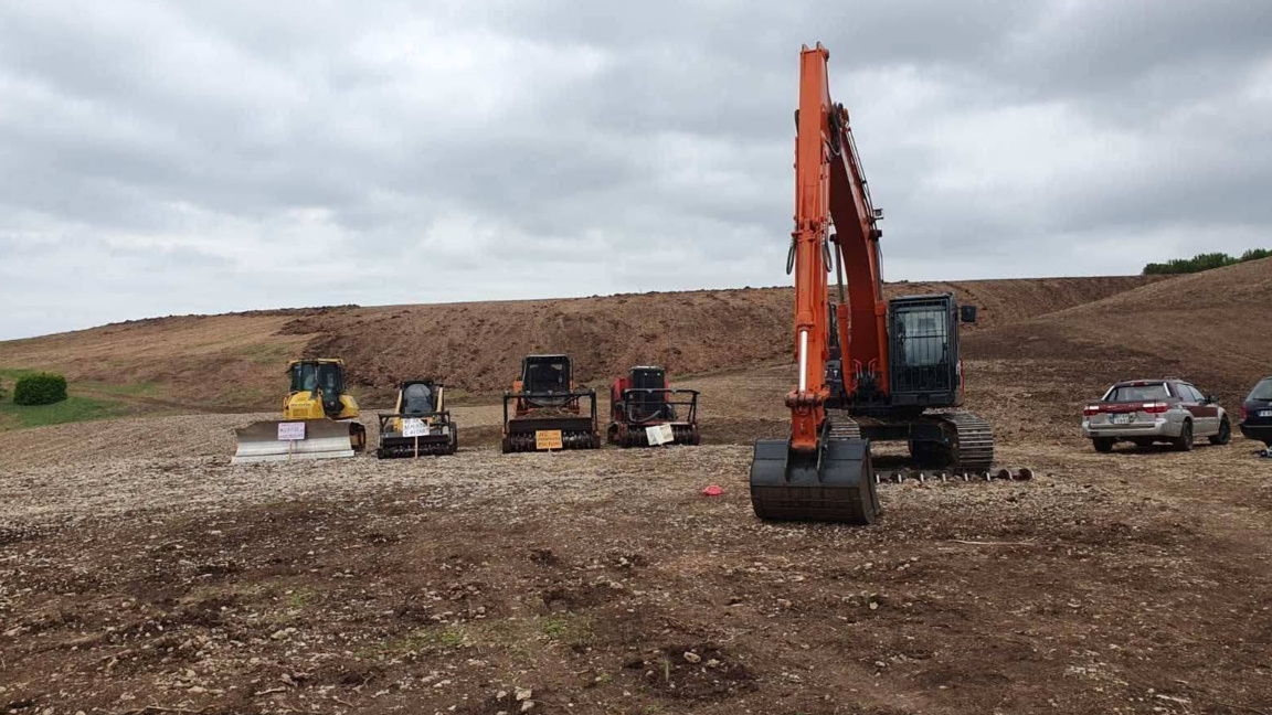 Теренът за фотоволтаиците до Сухиндол.