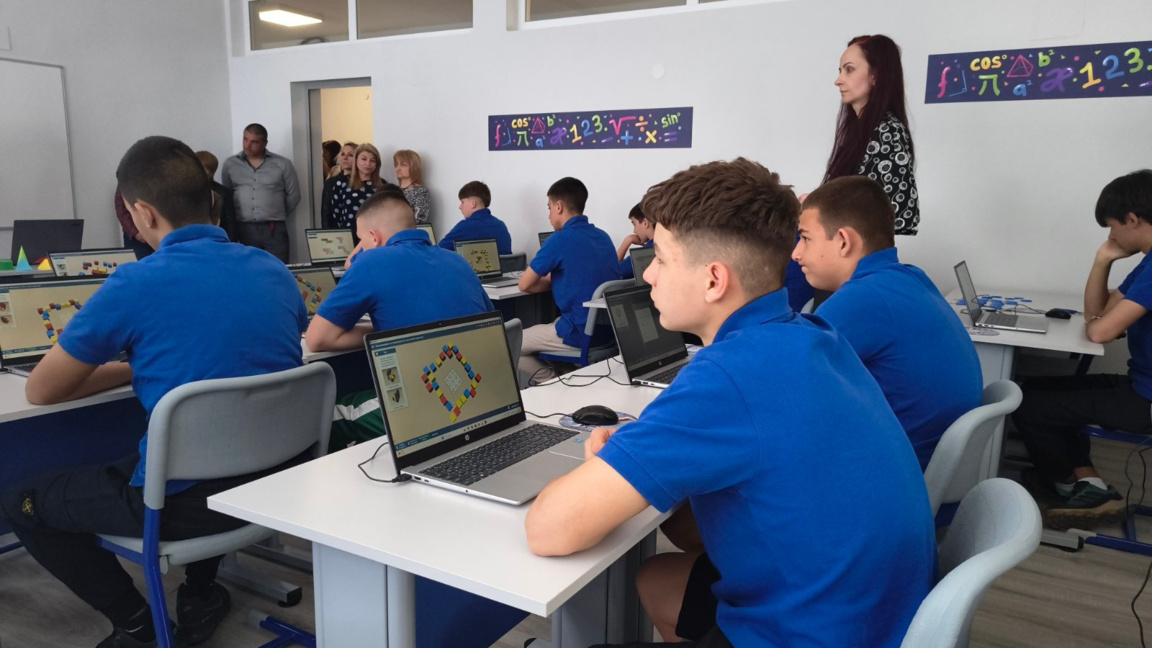  Нов STEM център бе открит в ПГЕТ „Г. С....