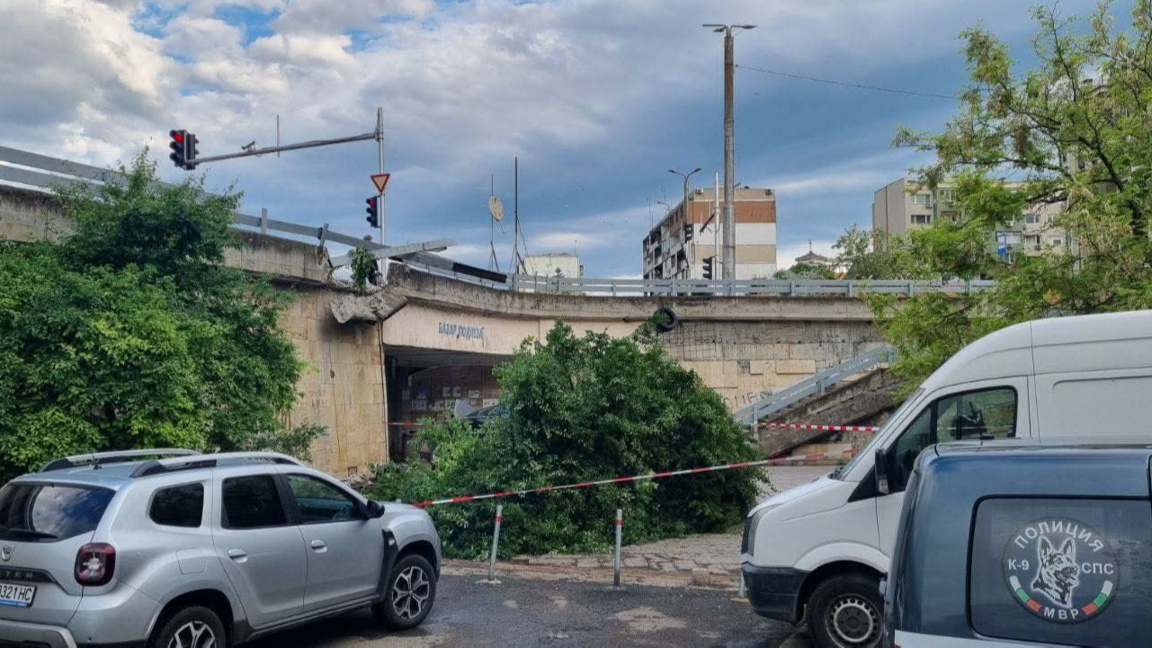 Автомобил с мигранти катастрофира край п...