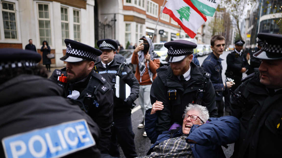 Полицията задържа демонстрант по време на протест "Вдигнете забраната" в подкрепа на "Палестинско действие" пред Министерството на вътрешните работи в Лондон, 24 ноември 2025 г.