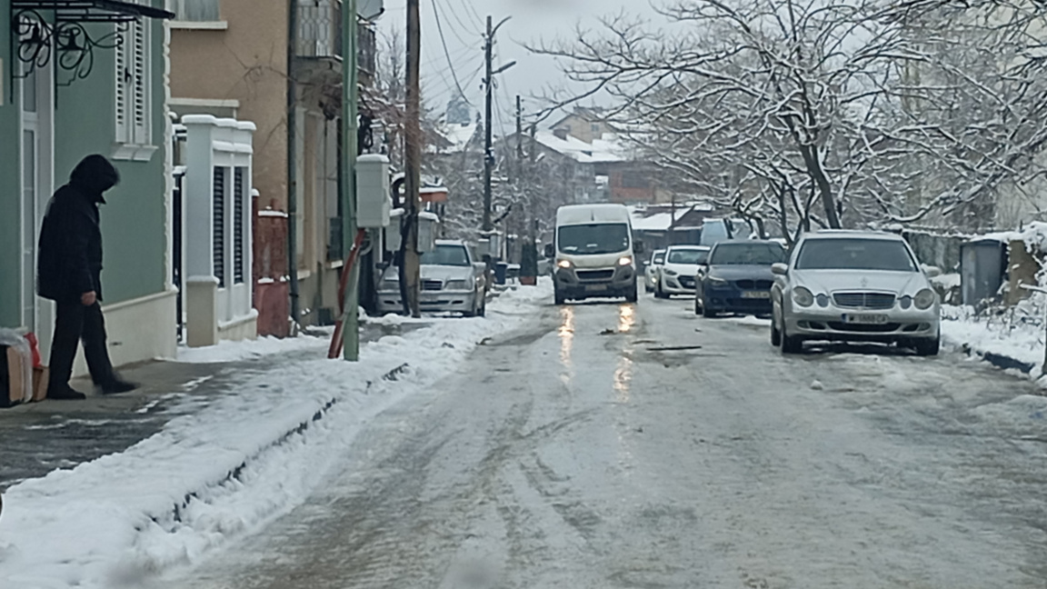 В Монтана започна обработка на улиците и тротоарите срещу заледяване