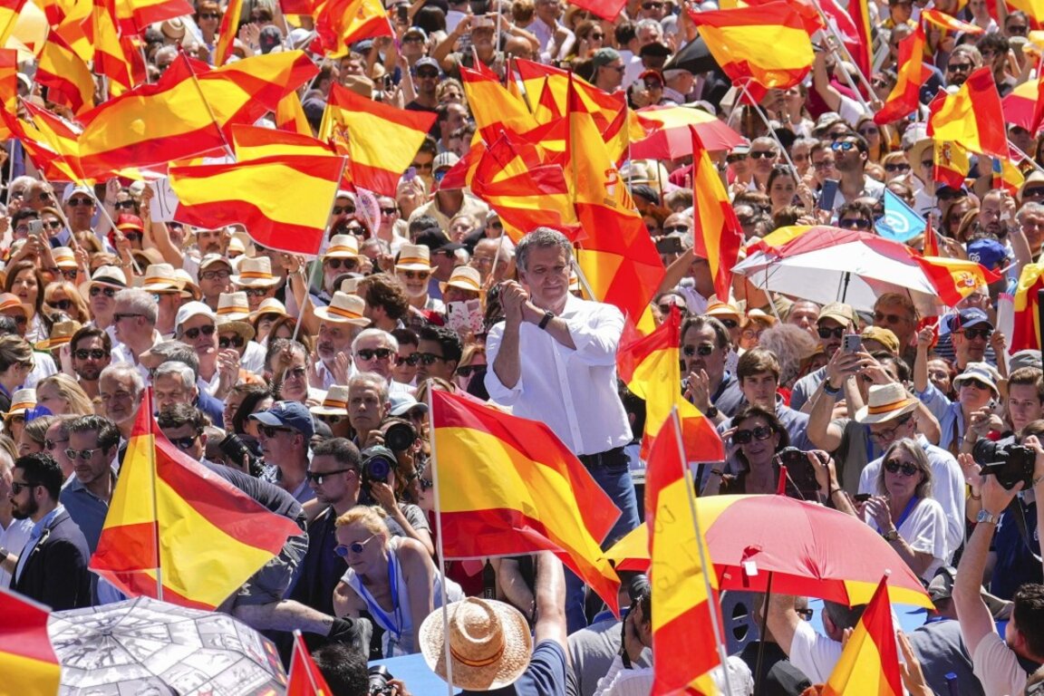Алберто Нунес Фейхоo - лидер на Народната партия, обвини Санчес в мафиотски стил на управление