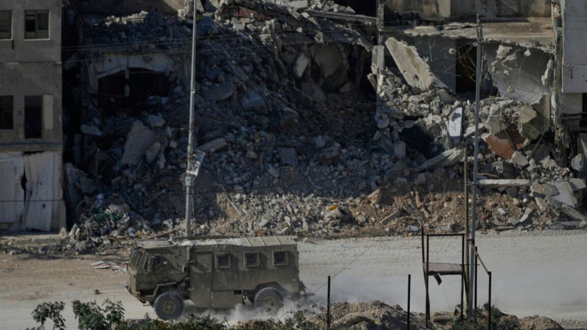 Най-малко 90 души са загинали в град Газа през последното денонощие, съобщиха местните власти