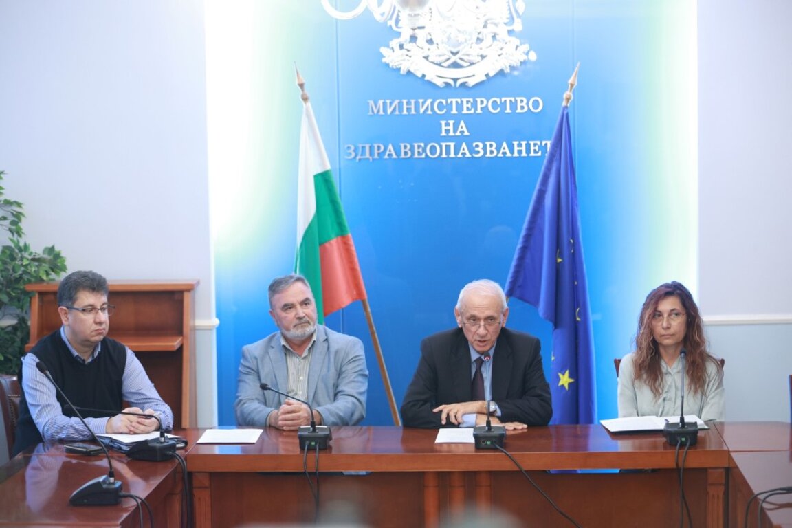 Министърът на здравеопазването д-р Силви Кирилов (вторият отдясно наляво) и главният държавен здравен инспектор Ангел Кунчев (третият отдясно наляво) на пресконференция в Министерството на здравеопазването - София, 1 април 2025