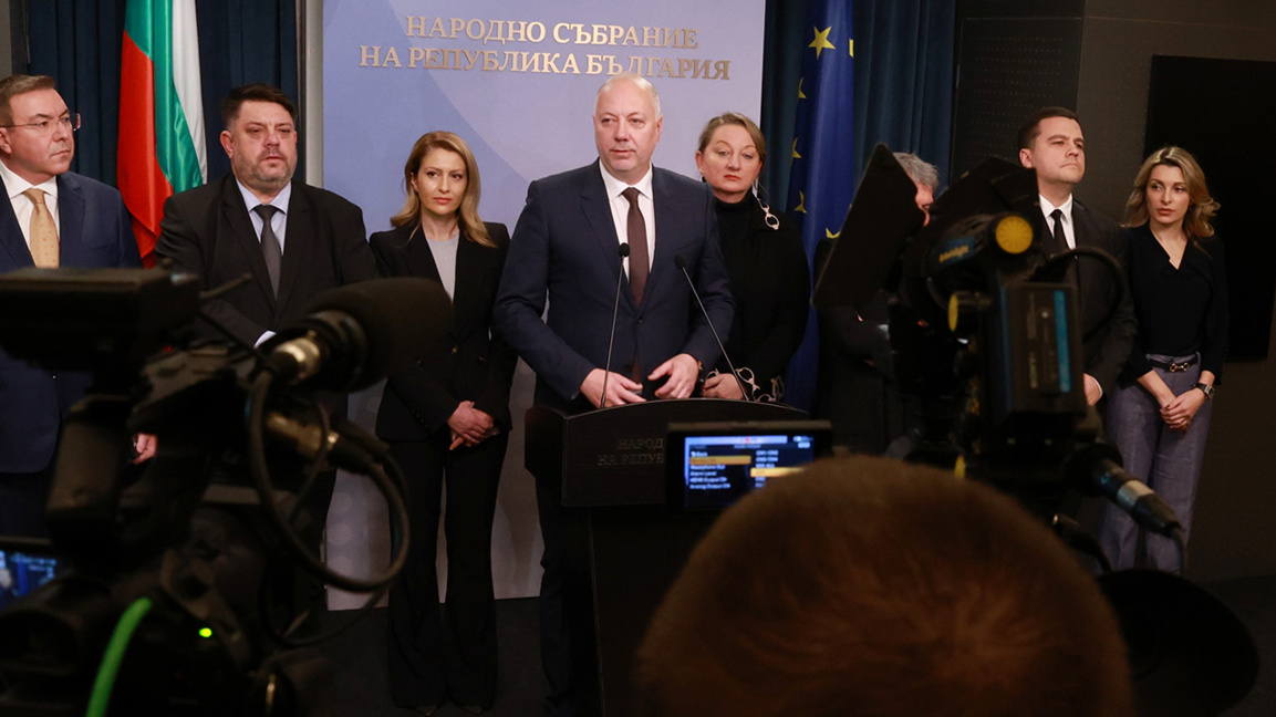 Влада поднела оставку пре гласања о непо...