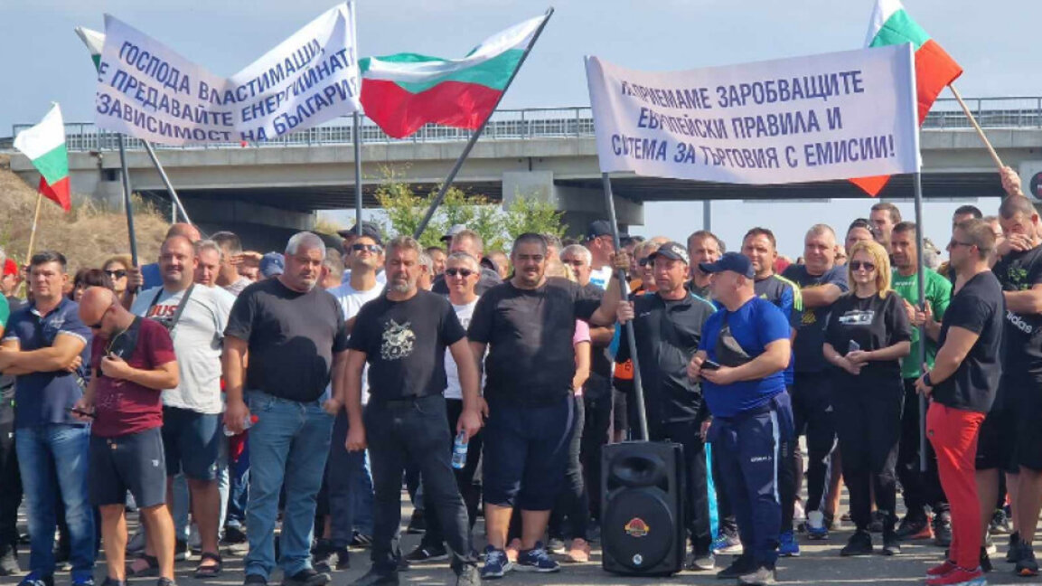 Продължава блокадата на АМ "Тракия" край Стара Загора