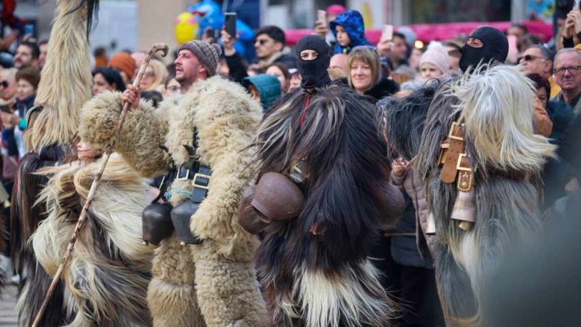 Des "sourvakari" envahissent Breznik et Radomir