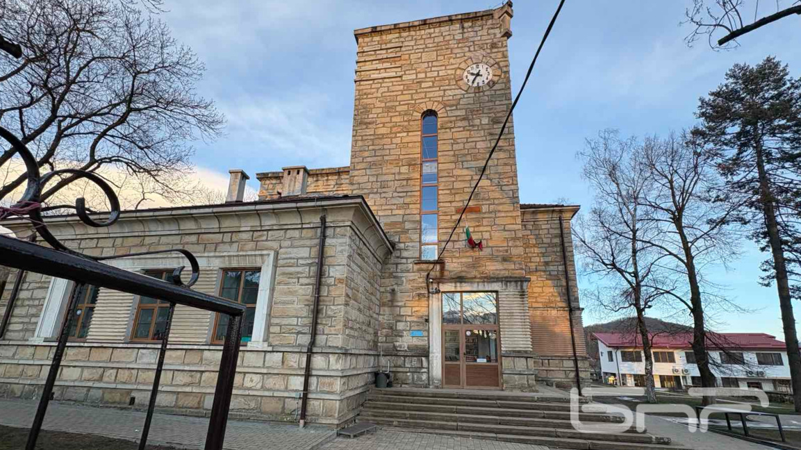 Частно училище „Космос“ никога не си е сътрудничило с Ивайло Калушев