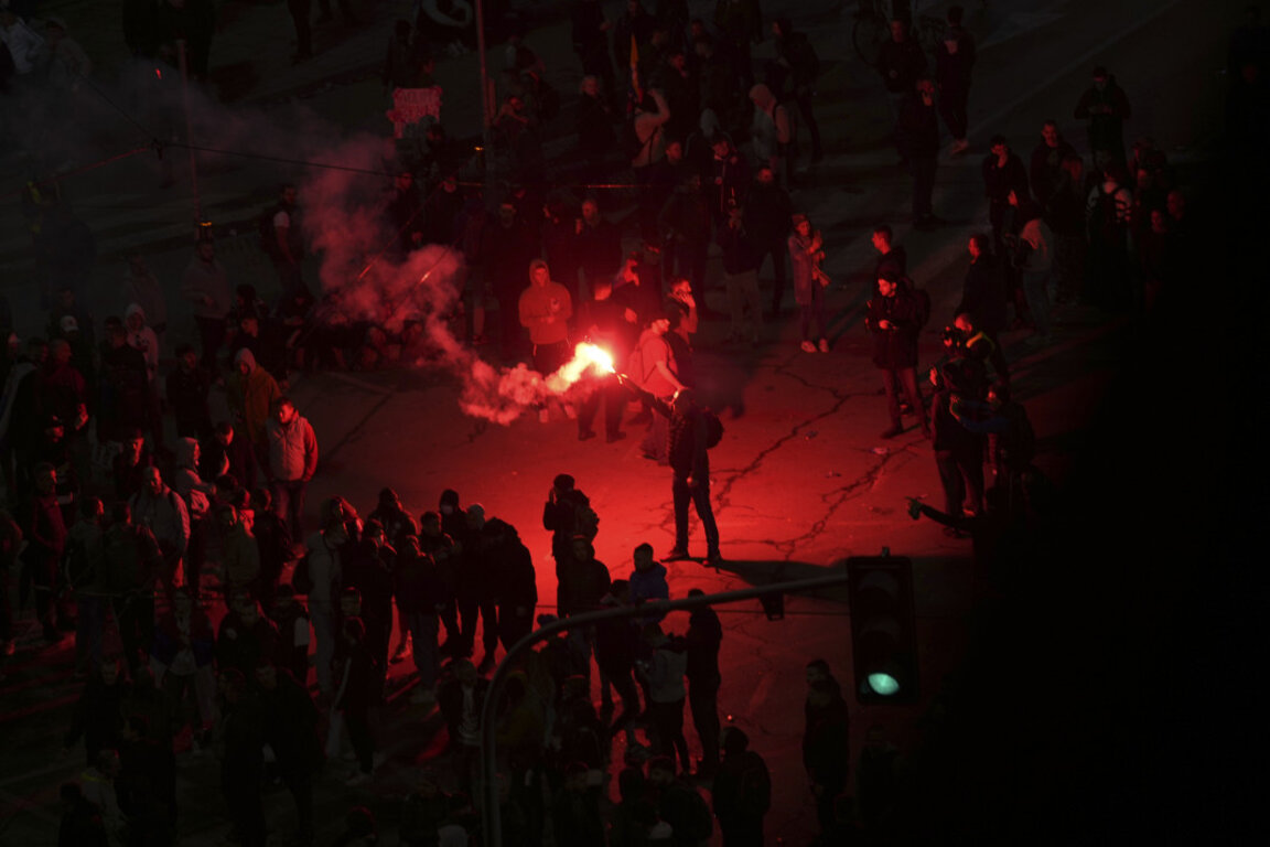 Част от участниците в протеста запалиха факли в района между сградите на президентството и Народната Скупщина. Стигна се до инциденти и сбивания между протестиращите.