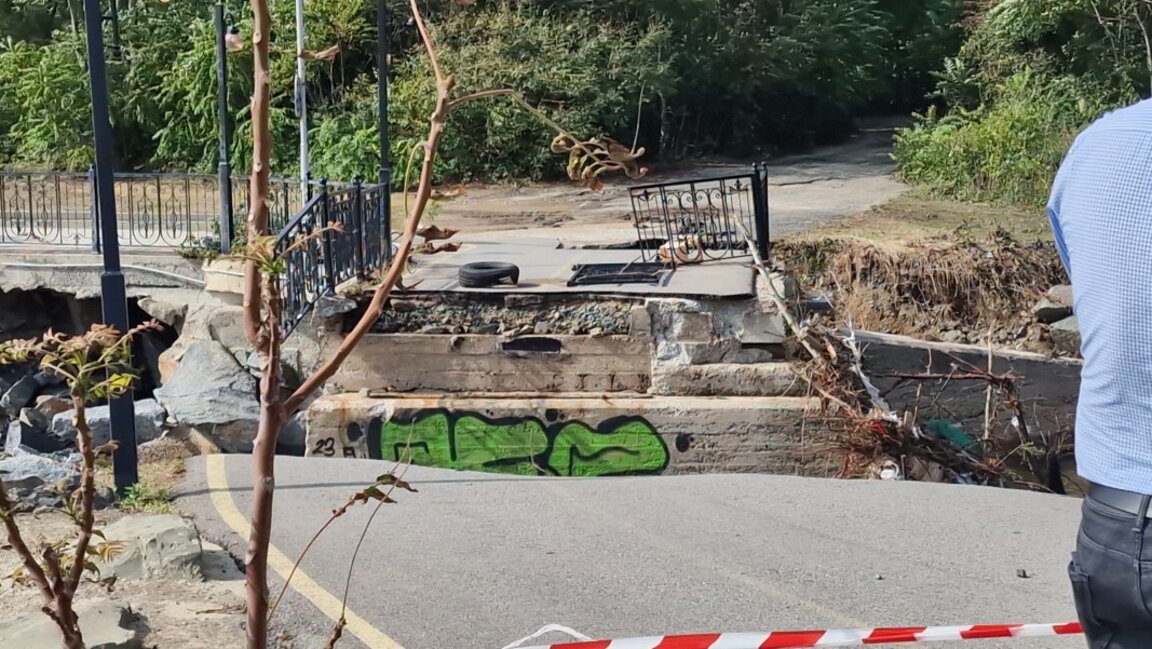 Напълно разрушен е мостът между Царево и Ахтопол