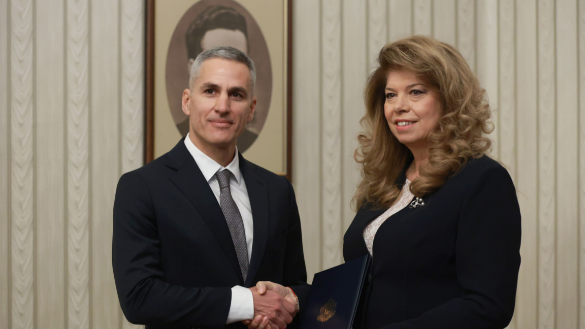 Президентът връчи мандат за служебно правителство на Андрей Гюров