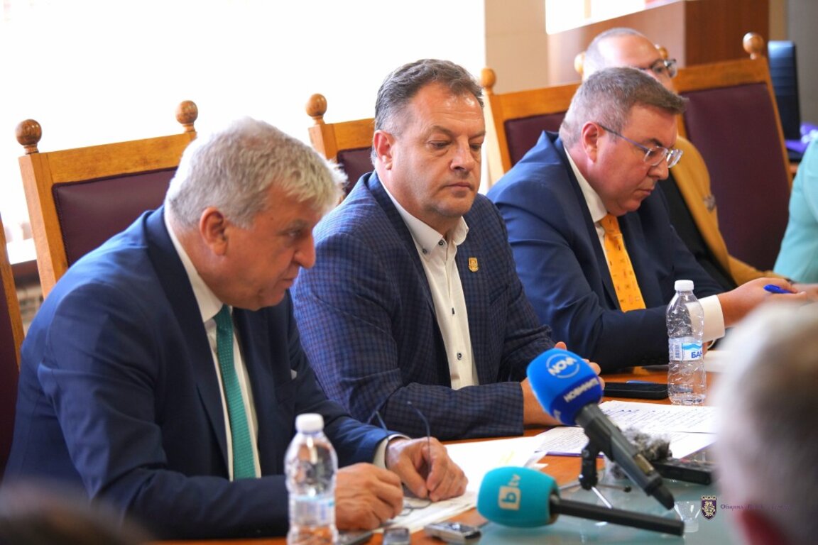 Министърът на околната среда Манол Генов, кметът на Велико Търново Даниел Панов и депутатът Костадин Ангелов (отляво надясно).