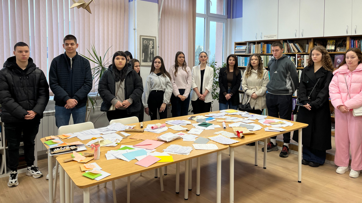 Ученици пишат писма на ръка до своето бъ...