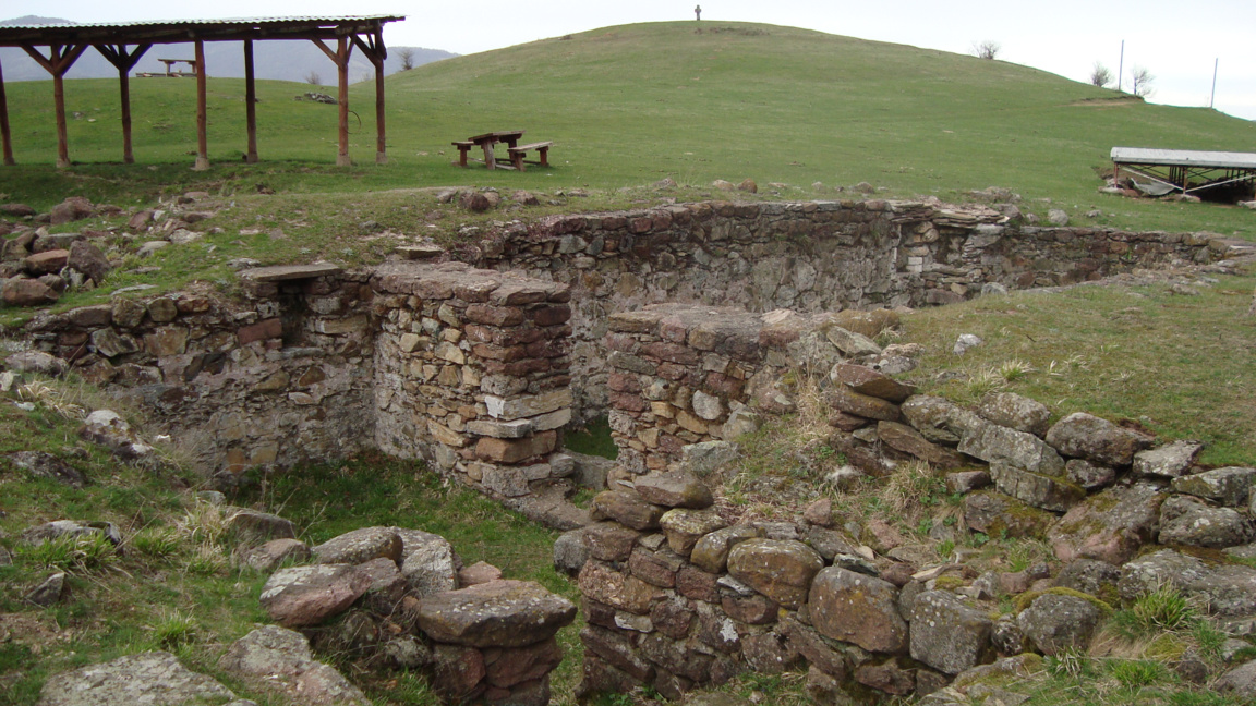 Гушовски манастир - разрушен вероятно по време на Чипровското въстание. В момента може да се види вкопаната част на църквата, където всяка година на 6 септември се отбелязва празникът на града и се прави курбан.