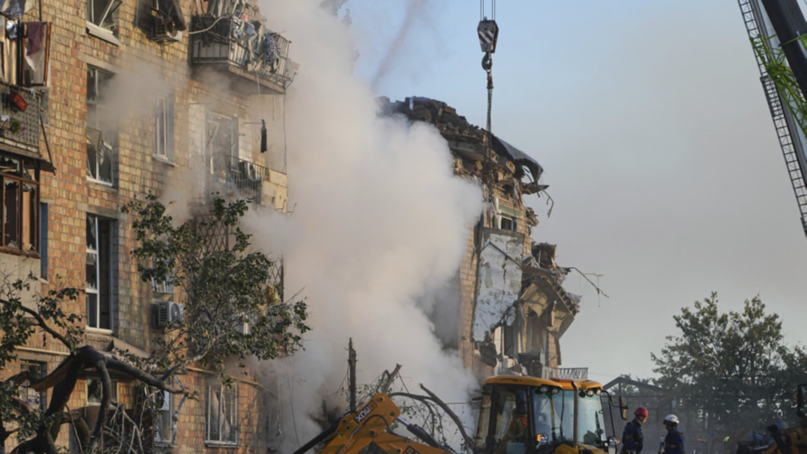 Поразена от руска атака сграда в Киев