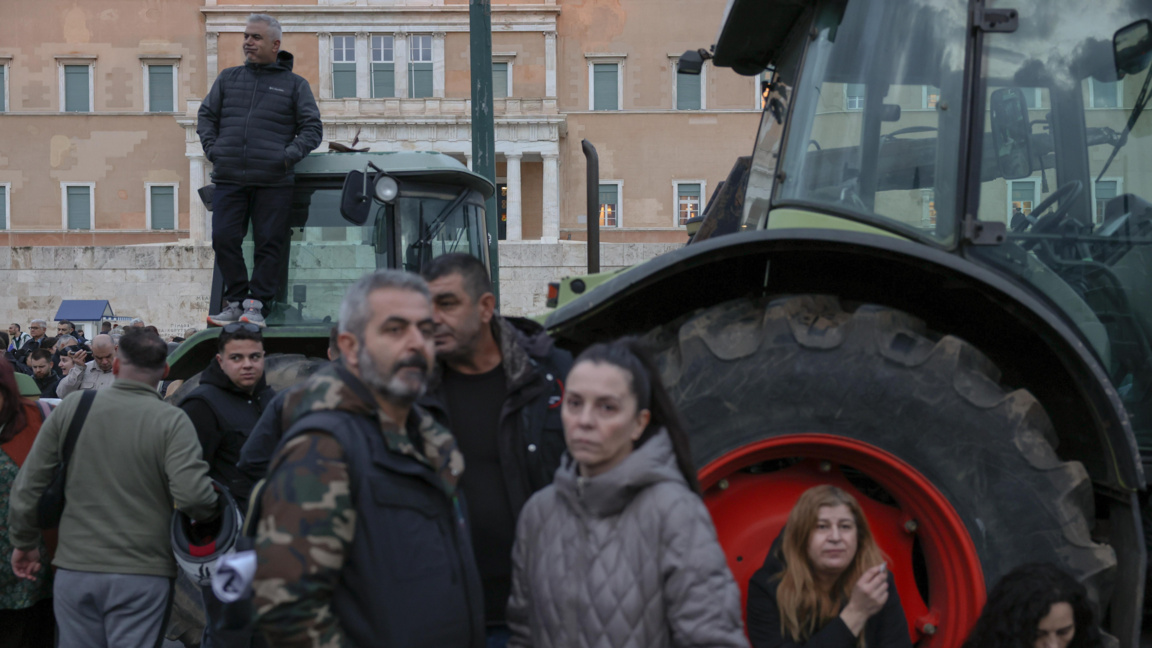 Гръцките фермери изкараха нощта пред парламента в Атина