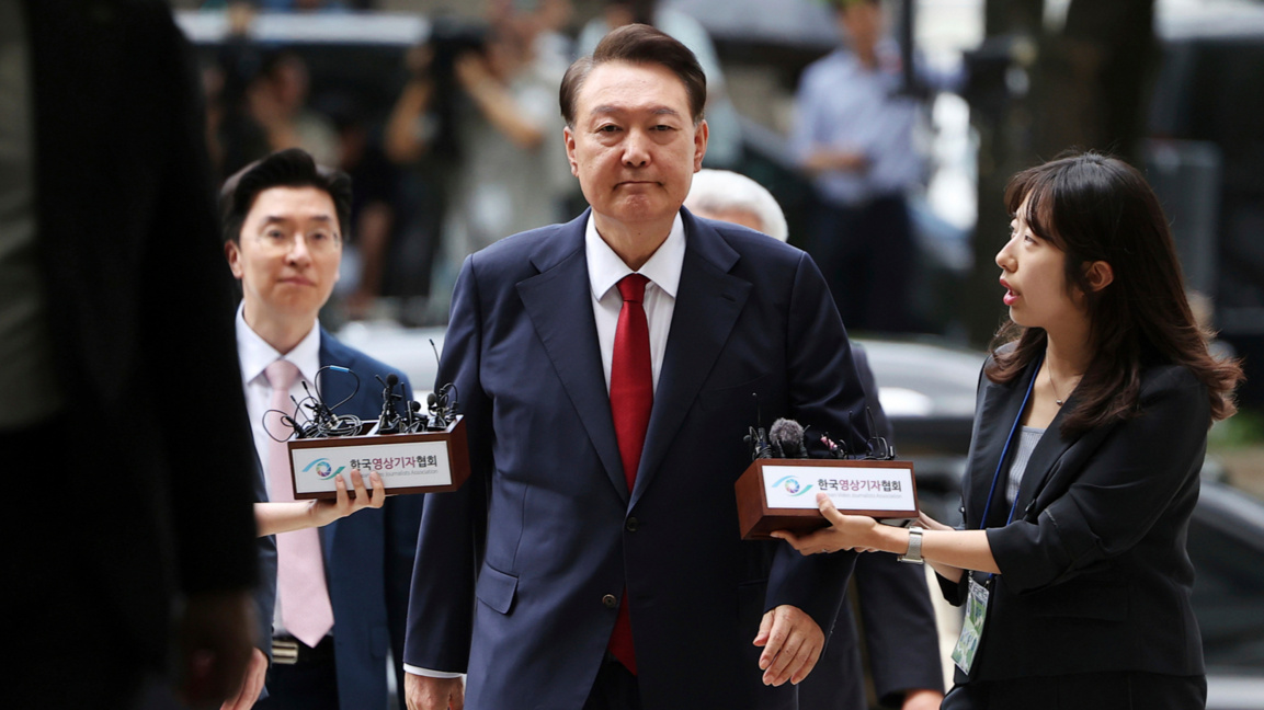 Бившият президент на Южна Корея Юн Сук-йол пристига за съдебно изслушване по делото срещу него, архив, юли 2025 г. С