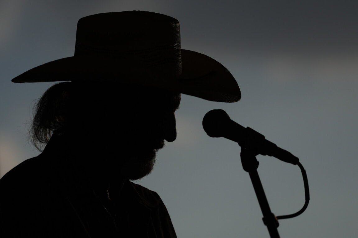 Създадена с изкуствен интелект кънтри песен оглави класации в САЩ