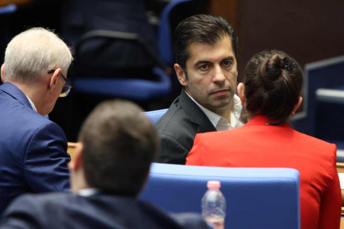 Кирил Петков в НС със съпартийците си Николай Денков и Лена Бориславова (в гръб).