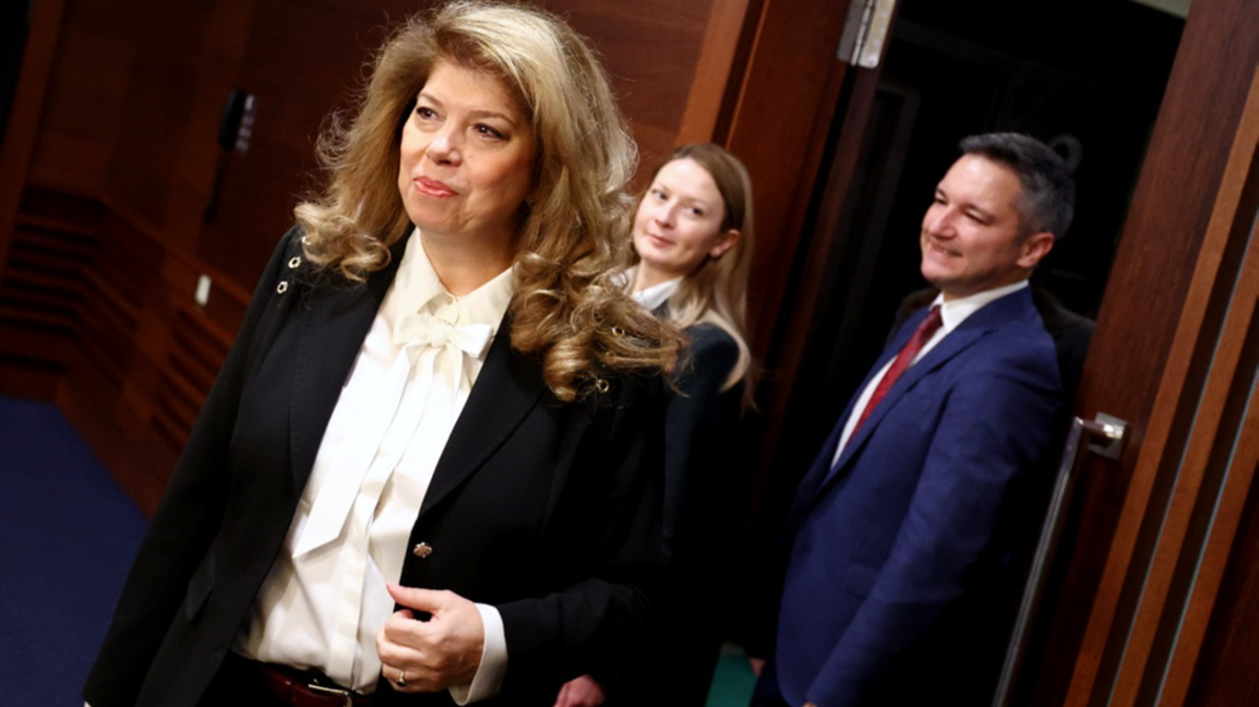 Илияна Йотова участва в дискусия на тема „България и новият европейски бюджет 2028-2034: цели и възможности". На заден план са евродепутатите социалисти Цветелина Пенкова и Кристиан Вигенин