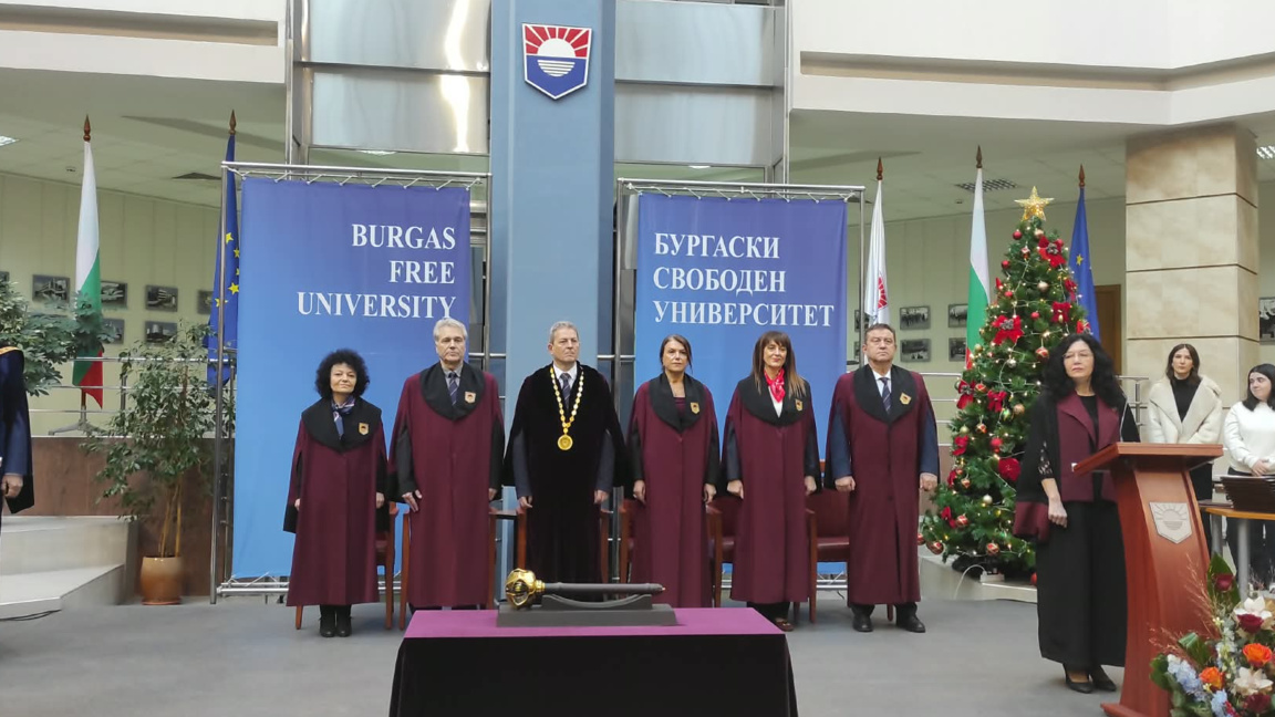 Над 350 абсолвенти получиха дипломите си на церемония в БСУ